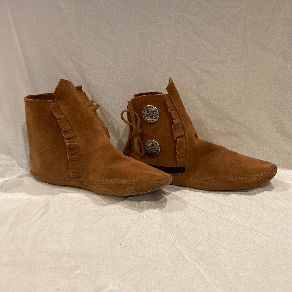 Minnetonka Women’s Two Button Softsole Boot Brown size 8